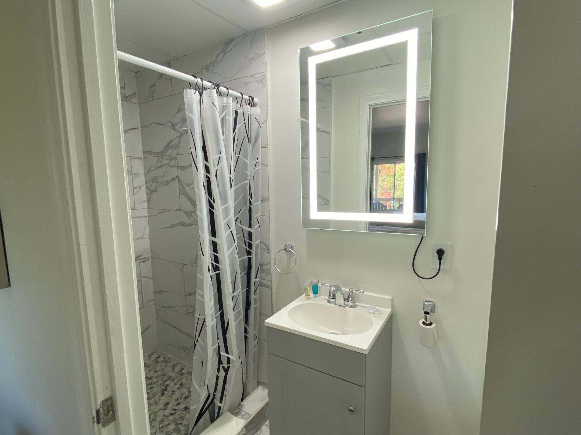 Winnisquam Lake Inn Тилтон Экстерьер фото